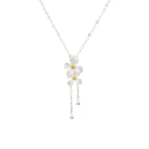 Collana nappa gardenia in argento S999 con fiori bianchi opachi e ciondoli a catena