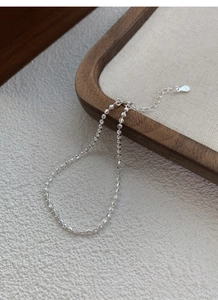 Detailansicht eines S925 Sterlingsilber-Armbandes mit facettierten Perlen und Verschluss