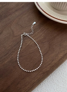 Nahaufnahme von S925 Sterlingsilber Perlenarmband mit Karabinerverschluss und Tag