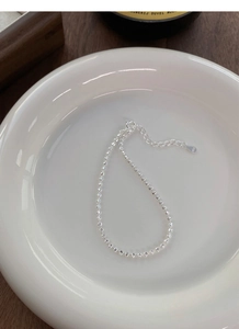 Detaillierte Makroansicht von S925 Sterling Silber Perlenarmband mit Punze auf weißem Teller