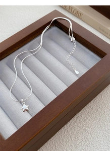 Nahaufnahme der S925-Sterlingsilber-Sternenkette mit verstellbarem Verschluss und Stempel