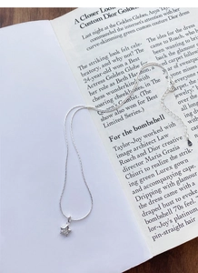 Detailansicht des S925 Sterling Silber Sternanhängers mit Smiley auf Papierhintergrund