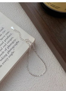 Makroaufnahme des S925 Sterling Silber Perlenarmbands mit Stempel und Karabinerverschluss