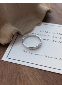 Détail de la bague en argent sterling S999 avec gravure de chien de dessin animé