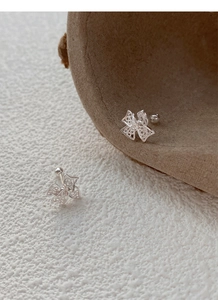 Détail de boucles d'oreilles nœud en argent S999 avec maille creuse et fermoir à vis