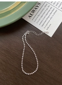 Nahaufnahme von S925 Sterlingsilber Perlenarmband mit Karabinerverschluss und Prägung