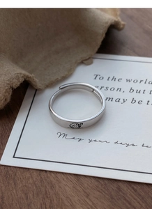 Détail d'une bague en argent S999 ajustable avec gravures d'animaux mignons