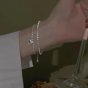Elegantes S925 Sterling Silber Perlenarmband-Set mit Herzanhänger am Handgelenk