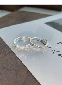 Vue macro de bagues en argent S999 avec texture étoilée étincelante et fini mat