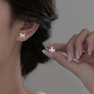 Élégantes boucles d'oreilles nœud en argent sterling S999 avec design évidé et fermoir à vis