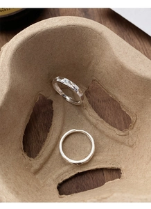 Vue macro détaillée de la bague en argent S999 brossé avec gravures d'étoiles et brillants