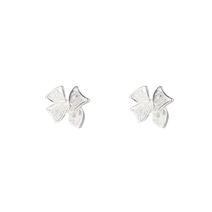 Élégantes boucles d'oreilles nœud en argent S999 avec finition mate sur fond blanc