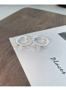 Détail de bagues ajustables en argent sterling S999 avec texture givrée étoilée