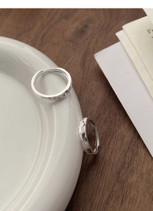 Gros plan de bagues ajustables en argent sterling S999 avec texture scintillante