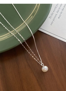 Dettaglio della collana a doppio strato in argento S925 con pendente in perla d'acqua dolce