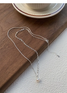 Dettaglio della collana a strati in argento S925 con pendente in perla d'acqua dolce lucida