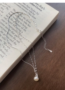 Dettaglio della collana a doppio strato in argento S925 con elegante perla bianca