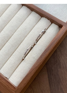 Macro di anelli di coppia in argento con design a bambù in scatola di legno