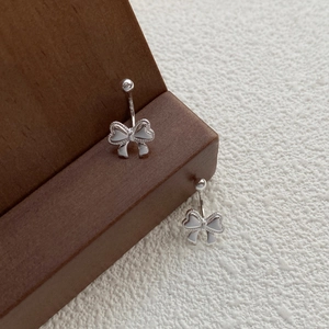 S999 Sterling Silber Schleife Ohrringe mit weißer Emaille auf Holzständer