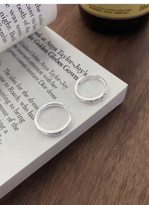 Vue détaillée de bagues en argent S999 avec motifs d'étoiles gravés sur un magazine