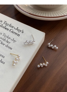 Vue détaillée des boucles d'oreilles en argent S925 en forme de vague avec cinq perles