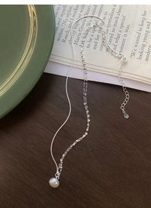 Dettaglio della collana S925 in argento con perla d'acqua dolce e catene a strati sottili