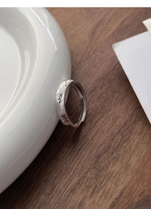 Macro de la bague en argent S999 ajustable avec surface texturée scintillante