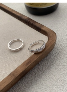 Vue détaillée des bagues de couple en argent S999 avec texture étoilée scintillante