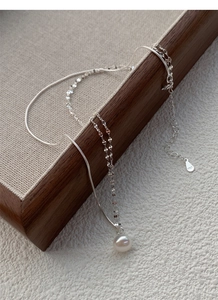 Dettaglio della collana a doppio strato in argento S925 con ciondolo di perla d'acqua dolce
