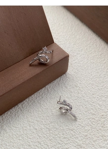 Detailed close-up of S925 sterling silver twist stud earrings with a clear zircon stone