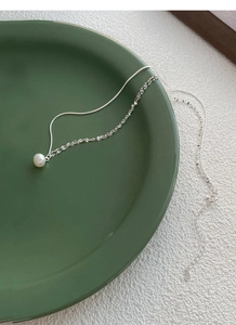 Vista dettagliata della collana a doppio strato in argento S925 con perla d'acqua dolce
