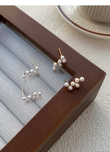 Vue détaillée des boucles d'oreilles en argent S925 en forme de vague avec 5 perles