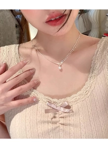 Dettaglio di una collana a due strati in argento S925 con perla bianca e pavé scintillante
