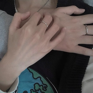 Anelli in argento 999 stile bambù per coppie indossati su mano da modella
