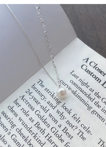 Dettaglio della collana in argento S925 con perla d'acqua dolce e catena a strati raffinata