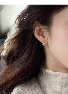 Gros plan de boucles d'oreilles en argent S925 avec grappes de perles fines