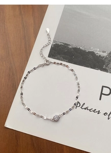 Close-up of S925 sterling silver chain featuring a sparkling round zircon and S925 hallmark