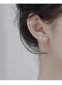 Détail de boucles d'oreilles papillon en argent massif 999 avec zircons brillants
