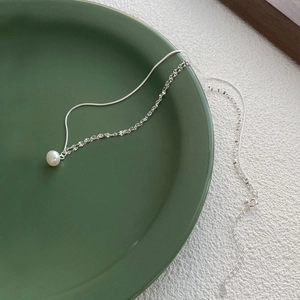 Elegante collana a doppio strato in argento S925 con pendente in perla d'acqua dolce bianca
