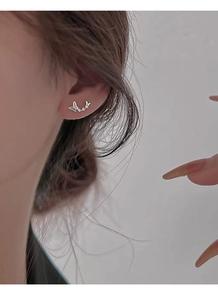 Vue détaillée de boucles d'oreilles papillon en argent avec diamants étincelants