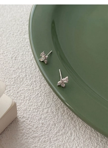 Dettaglio degli orecchini a farfalla in argento S925 con cristalli scintillanti