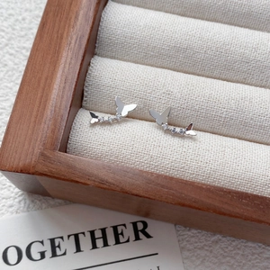 Boucles d'oreilles papillon en argent 925 avec zircons cubiques sur boîte à bijoux