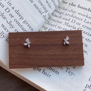 Eleganti orecchini a farfalla in argento 999 con pietre scintillanti dal taglio marquise