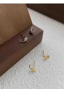 Nahaufnahme der S925 Sterling Silber Wal-Ohrstecker in Gold- und Silberoptik