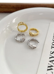 Gros plan de boucles d'oreilles serpent en argent S925 avec des pierres de zircon