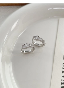 Détails macro de boucles d'oreilles en argent S925 avec des zircons taille baguette
