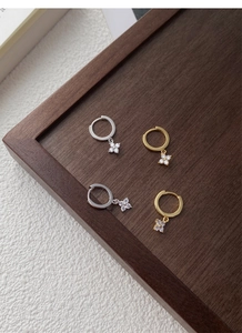 Détail des boucles d'oreilles fleurs en argent S925 et or avec pétales en zircon