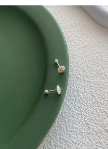 Makroansicht der S925 Gänseblümchen-Ohrstecker mit gelber Mitte und Schraubverschluss