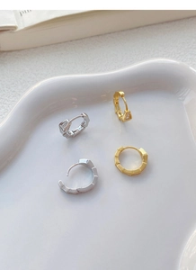 Détail des boucles d'oreilles serpent en argent S925 serties de zircons brillants