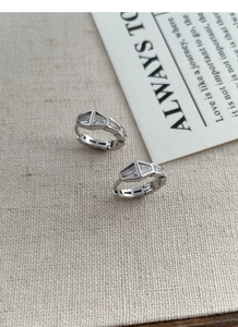 Détail de boucles d'oreilles serpent en argent S925 avec des cristaux rectangulaires